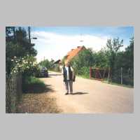 111-1109 Frau Feld in der Memeler-Strasse in Wehlau im Jahre 2002.jpg